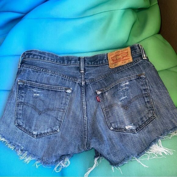 Levi’s 501’s shredded cutoffs sz 32 - Picture 5 of 6